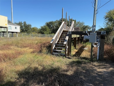 Two adjacent lots arte also for sale at 437 and 439.