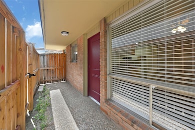 1529 Wirt Rd unit 19, Houston, TX 77055 - photo 2