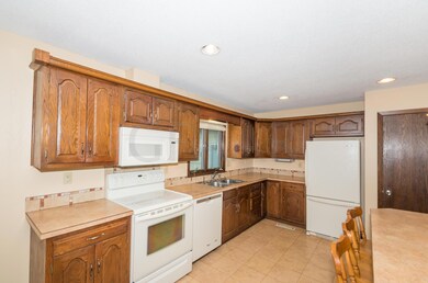 2414 W Fallcreek Ct, Grand Forks, ND 58201 - photo 4