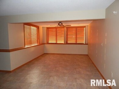 5439 Northwest Cir, Davenport, IA 52806 - photo 3