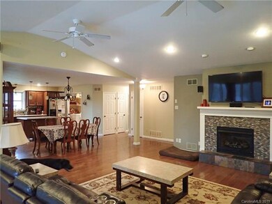 196 Ridgewood Acres Dr unit 9, Hendersonville, NC 28792 - photo 6