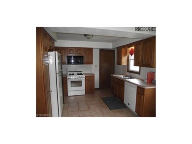 Nice size oak kitchen, tile floors, fully applianc