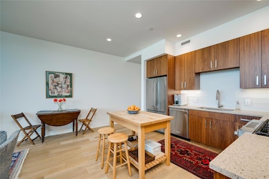 Kitchen with appliances with stainless steel fini