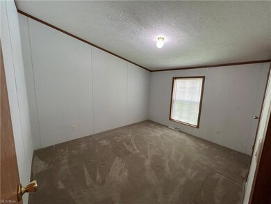 Unfurnished room with a textured ceiling, ornament