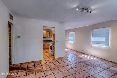 2905 E Lester St__057