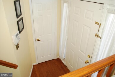 7206 Squirrel Run Ct, Springfield, VA 22152 - photo 2