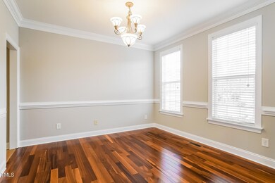 005-photo-dining-room-13448693