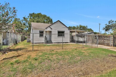 7327 Roswell St, Houston, TX 77022 - photo 2