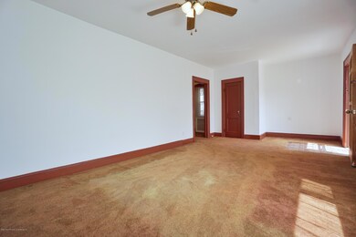 (4) LIVING ROOM