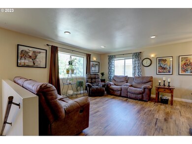 914 E 7th St, the Dalles, OR 97058 - photo 5