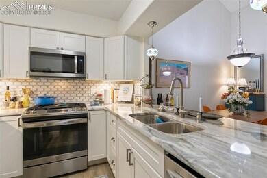 Stunning NEW kitchen with high end finishes