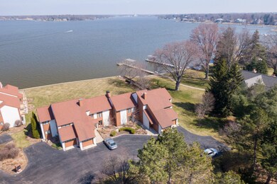 1121 S Shore Dr, Holland, MI 49423-40
