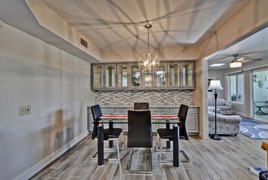 5DINING_AREA_BUILTIN_HUTCH2