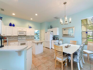 Island kitchen w/ dinette & breakfast bar