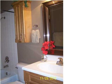 MAIN BATHROOM ON THE UPPER LEVEL