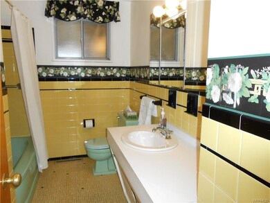 Nice Size Full Bathroom