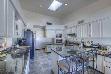 007_Breakfast Bar and Kitchen
