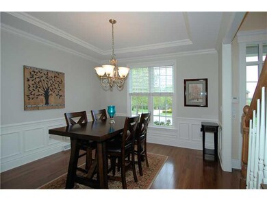 Dining Room. DINE IN A CLASSIC ROOM WITH BEAUTIFUL