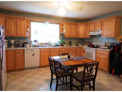 Kitchen. Eat-in kitchen