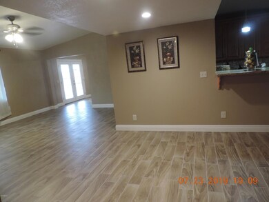 930 E Desert Ave 023