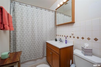 7314 Cedar St, Davenport, IA 52806 - photo 5