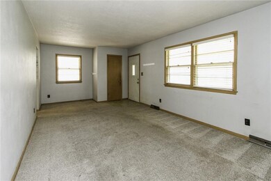 3923 E 28th St, Des Moines, IA 50317 - photo 2