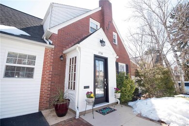 charming entranceway; glass in front door has lots