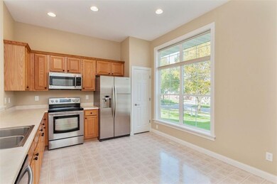 Bright kitchen w/ stainless appliances