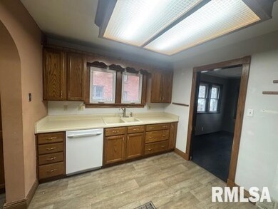 1013 N 2nd St, Clinton, IA 52732 - photo 3