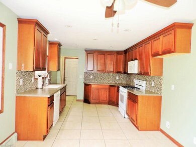 Eat-in kitchen with tile backsplash, soft close ca