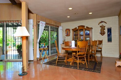 1240 Maximillian-dining area