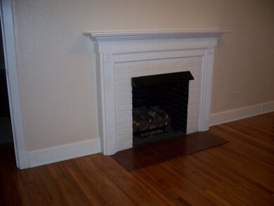 Fireplace w/gas logs