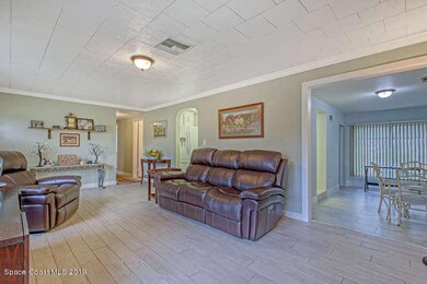 LIGHT & BRIGHT LIVING AREA!