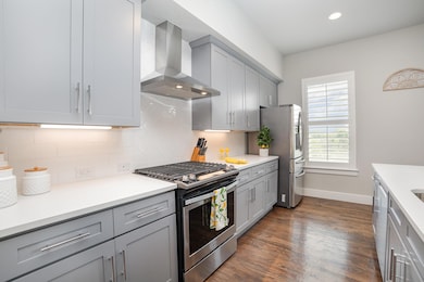 Gourmet Kitchen with Quartz counter and Gas cookto