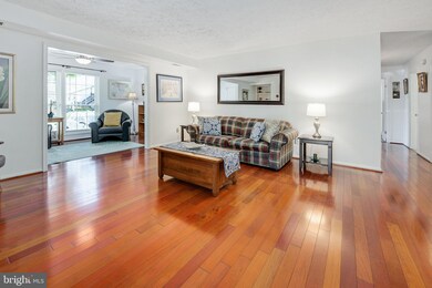 9929 Oakton Terrace Rd, Oakton, VA 22124 - photo 3