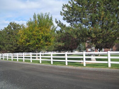 1500 Mapleway front white fencing