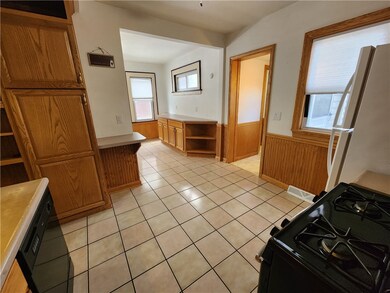 Open flow from the kitchen to the dinning room.
