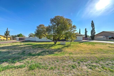 943 E Desert Ln-2
