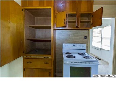 Bright Kitchen with plenty of cabinet space/room t