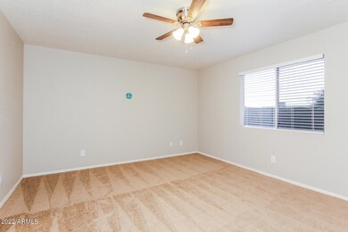 007-photo-main-bedroom-11572969