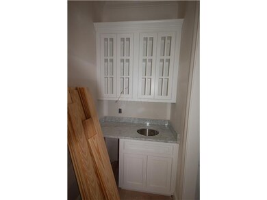 Butlers Pantry/Wet Bar with ice machine