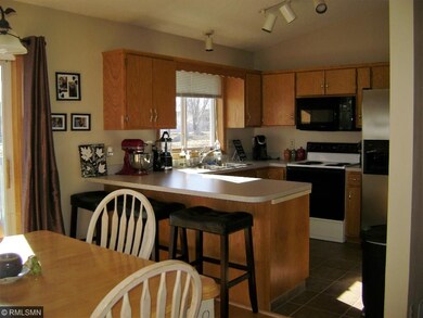 Great kitchen with ample counter space & cabinets 
