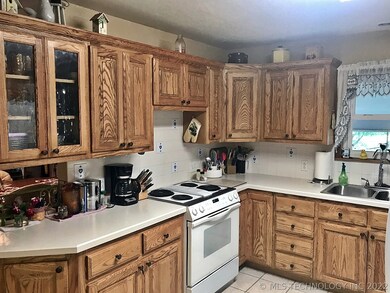 Lazy Susans in corner cabinets, and so much storag
