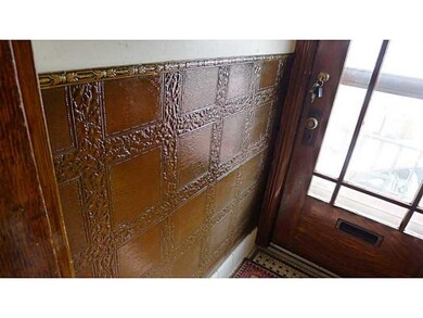 Entry/Foyer. Patterned style wall covering