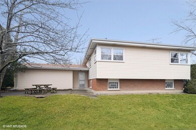 15W611 Patricia Ln, Elmhurst, IL 60126 - photo 2