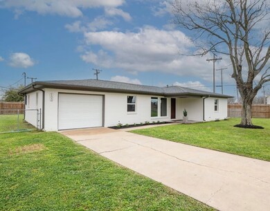 100 Lindsey Ave, Bay City, TX 77414 - photo 2