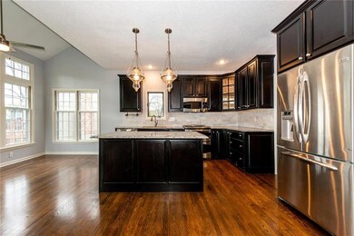 Large eat in kitchen w/ granite counter tops