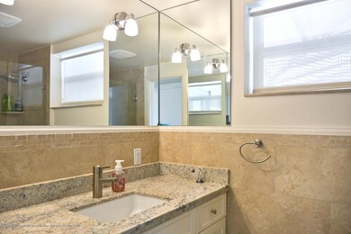 401 Peruvian Ave 401 Palm-large-011-13-4
