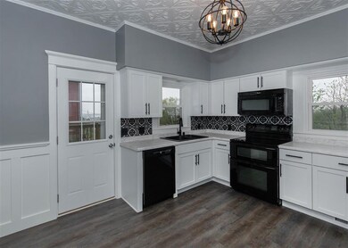 918 N Myrtle St, Davenport, IA 52804 - photo 5