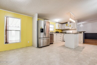Dining area to kitchen